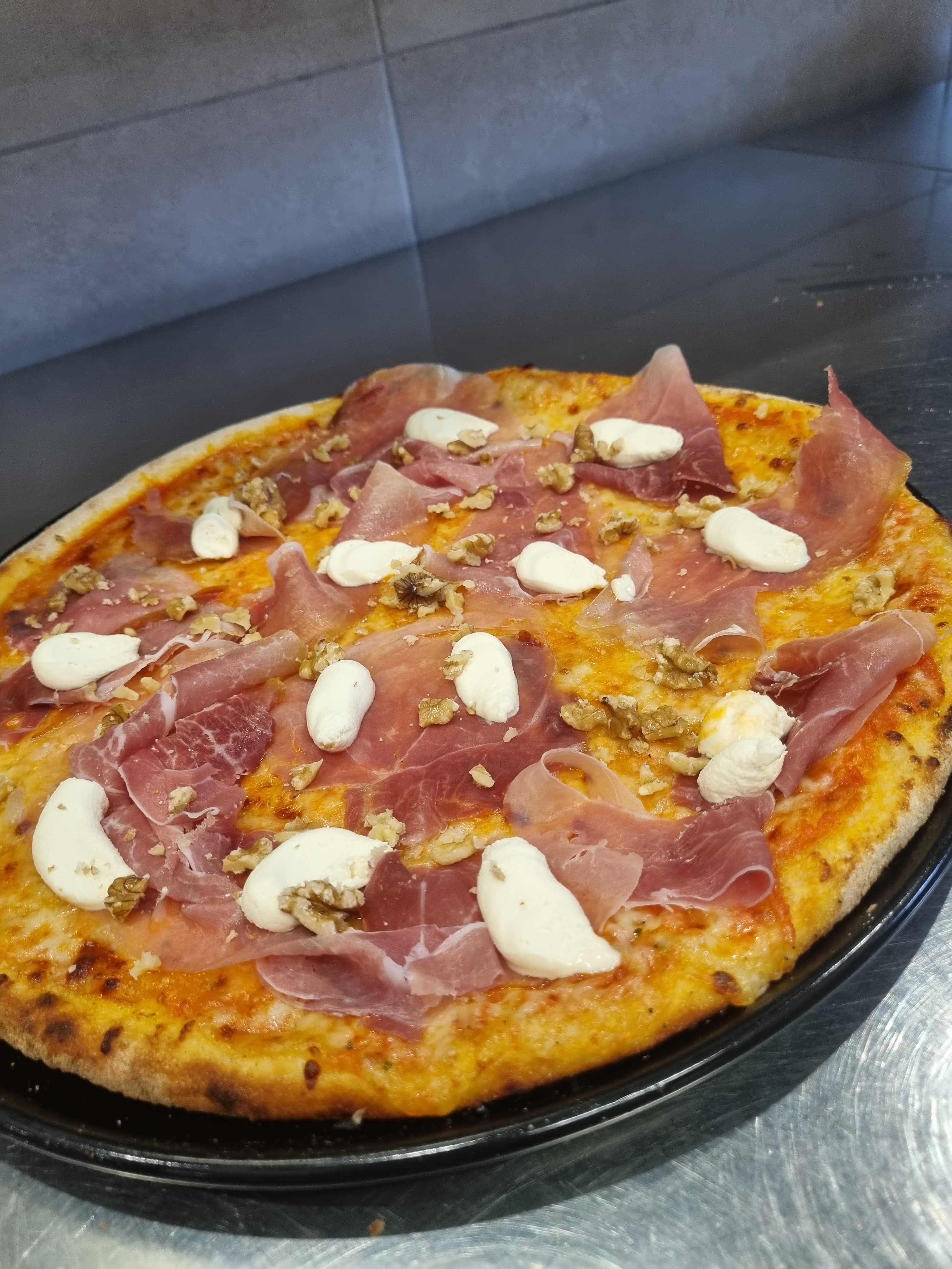 Stracchino, noci e speck